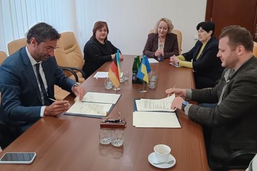 Oberbürgermeister Matthias Klopfer unterzeichnet die Solidaritätspartnerschaft 